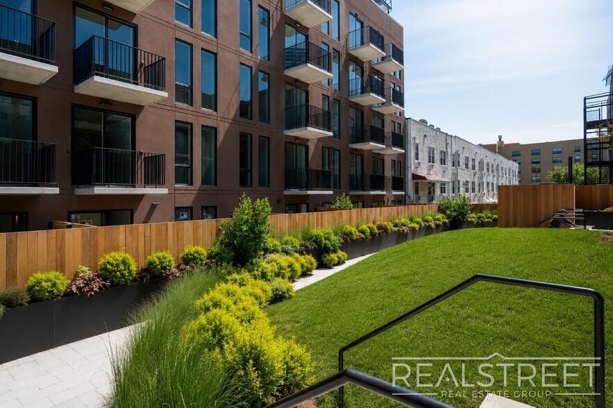 Building Photo - LUXURY 1 BED FLEX IN AN AMENITY PACKED BUILDING IN BUSHWICK