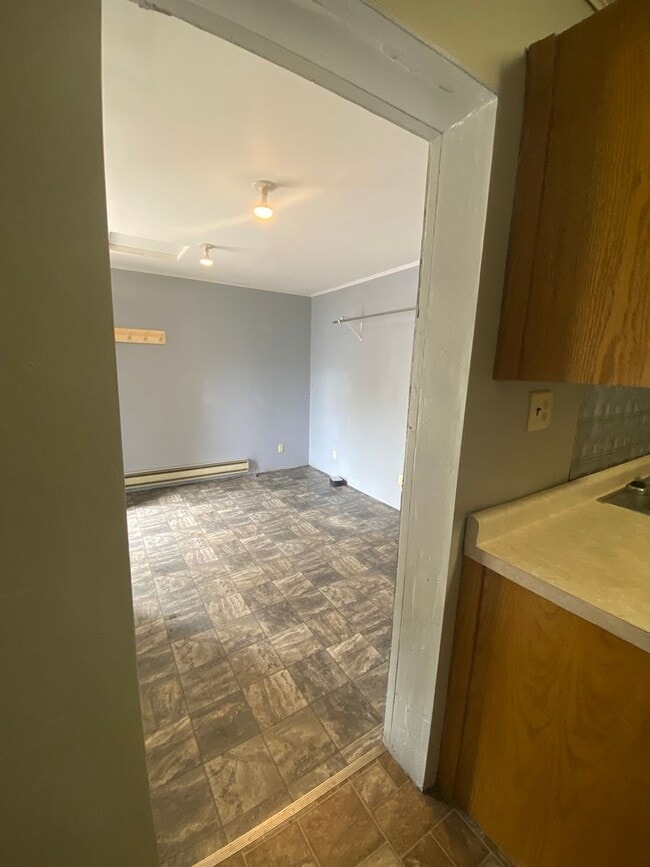 Building Photo - 3 Bed 1 Bath with Double Stall Garage