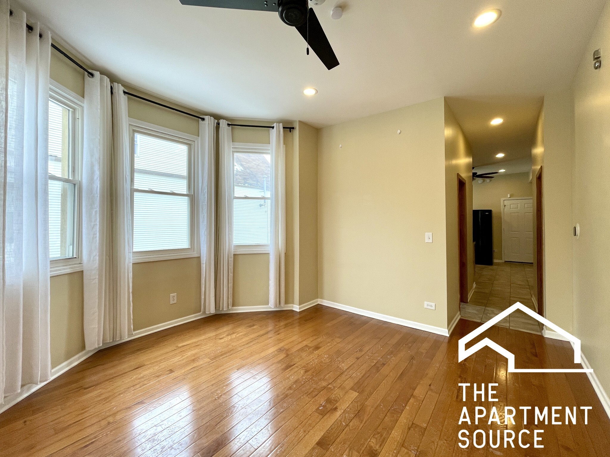 Building Photo - 2028 N Hamlin Ave