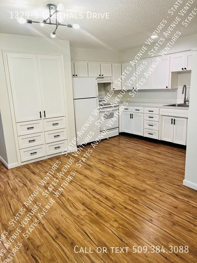 Building Photo - 1329 Goethals Dr