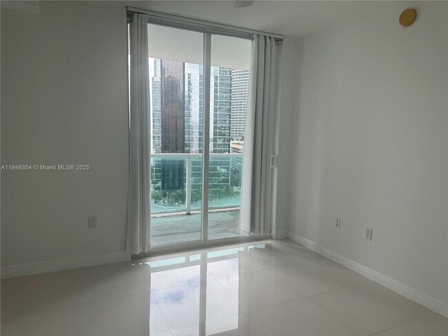 Building Photo - 1155 Brickell Bay Dr