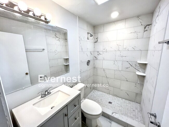 Building Photo - 4905 Eastwood Dr