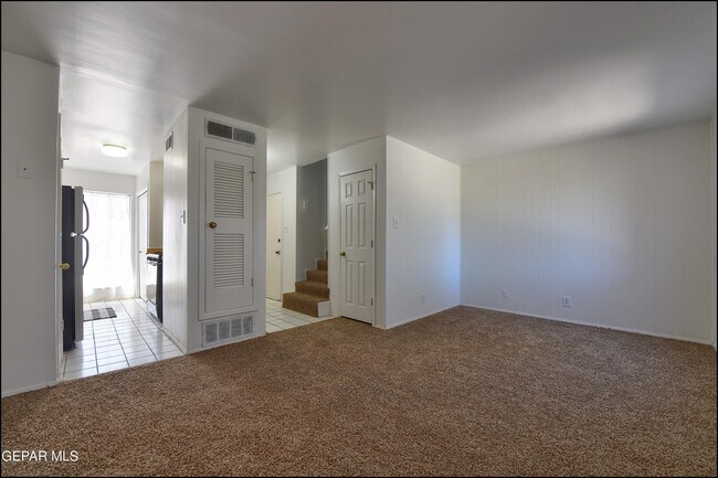 Building Photo - 10605 Kinross Ave