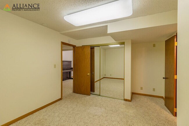 Building Photo - Amazing, Spacious Home! Pet Friendly!