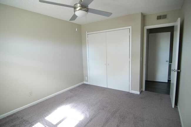 Building Photo - 2 Bedroom / 1.5 Bathroom Townhome in Madis...