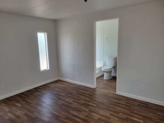 Building Photo - 3 Bed 2 Bath