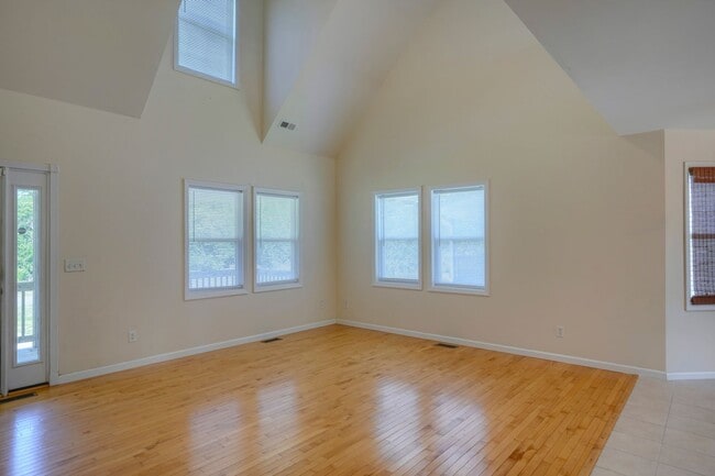 Building Photo - Charming 3-Bedroom Home with Coastal Count...