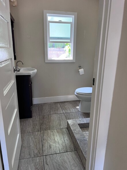 Building Photo - 2512 E 3rd St