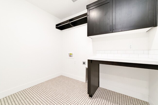 Building Photo - Low Maintenance Meridian Townhome!