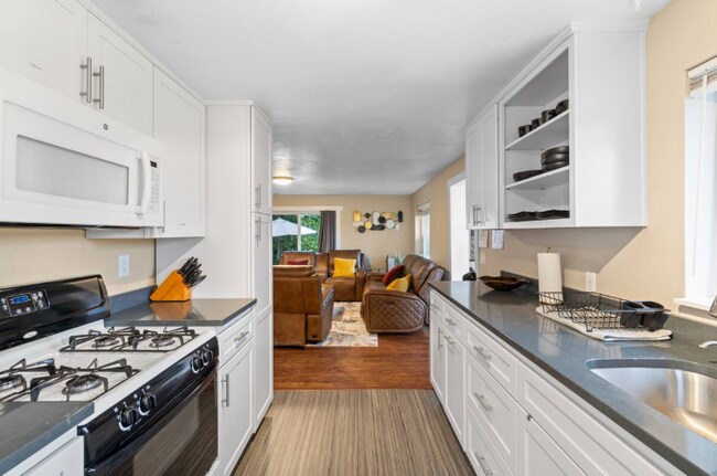 Building Photo - 9810 NE 3rd St