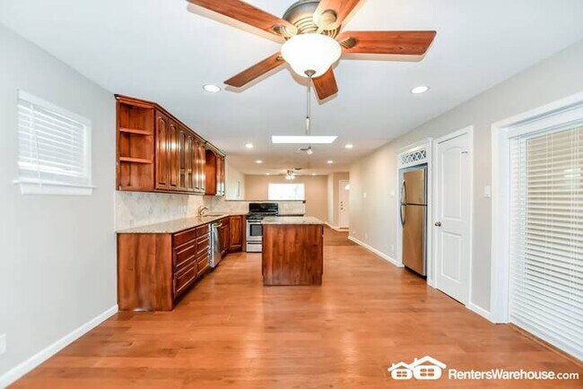 Building Photo - Newly renovated spacious 3 bed/2 bath with...