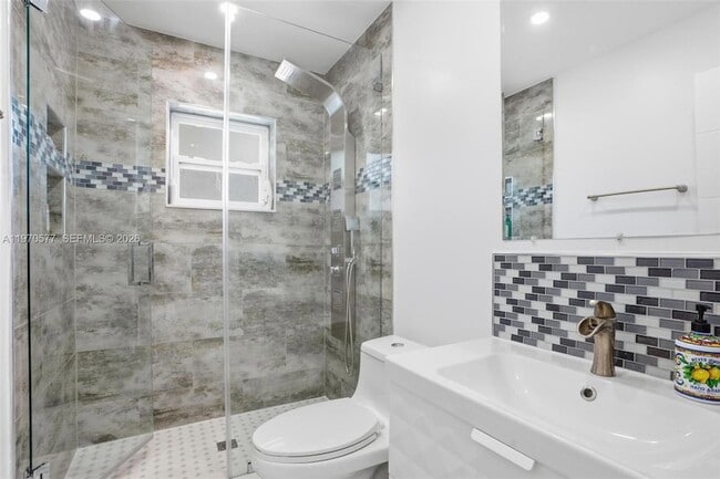 Building Photo - 5521 SW 104th Ave