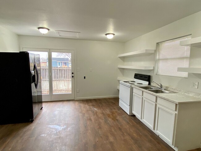 Building Photo - 1 Bed 1 Bath Home Available!