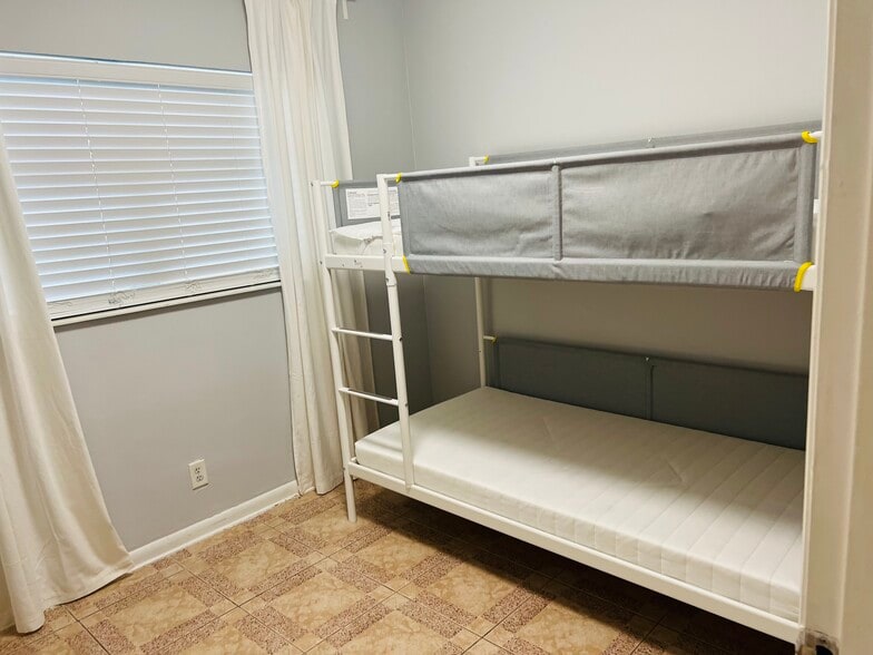 Building Photo - 2913 W Saint Conrad St