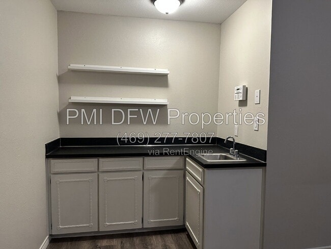Building Photo - 2120 Blossom Ln