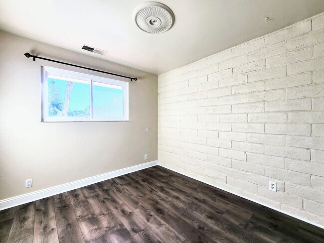 Building Photo - 2 Bedroom Townhome with Pool