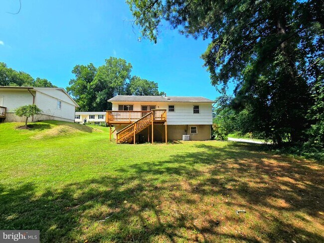 Building Photo - 901 Country Terrace
