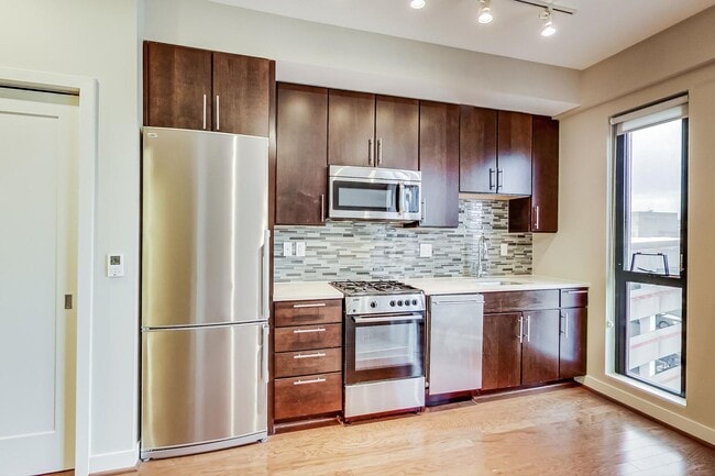 Building Photo - 1 Bed + 1 FB / Luxury Living in the heart ...