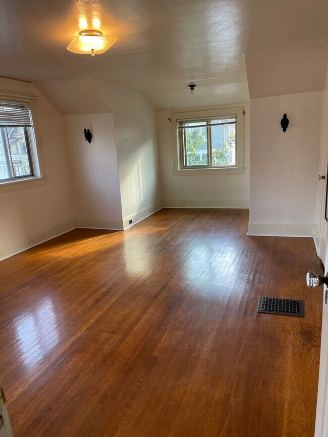 Building Photo - Cro02 - NW Northrup