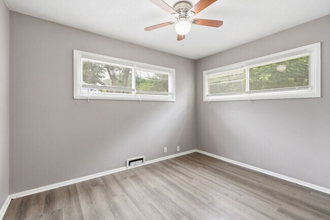 Building Photo - Don't Miss Out on This Charming 3 Bed, 1 Bath Home in South Kansas City!