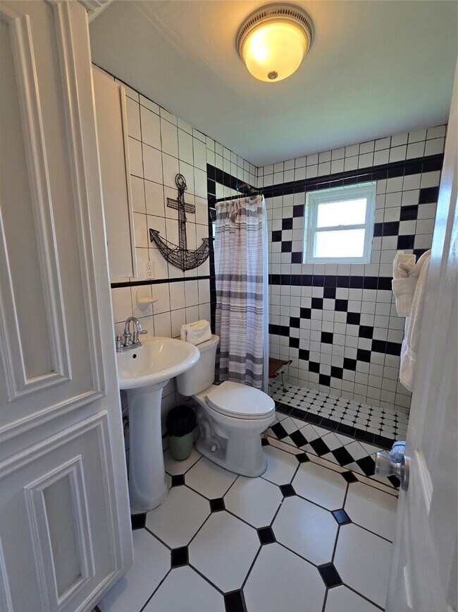 Building Photo - 16611 Jolly Roger Rd