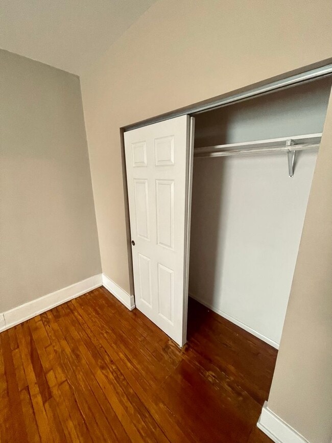 Building Photo - Renovated huge 2br/1ba in Shaw neighborhood,