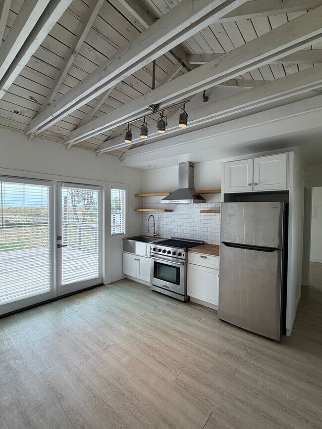 Building Photo - Coastal Living in Carpinteria
