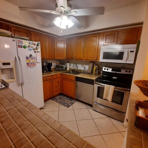Updated Kitchen fully stocked - 15449 Lakes of Delray Blvd
