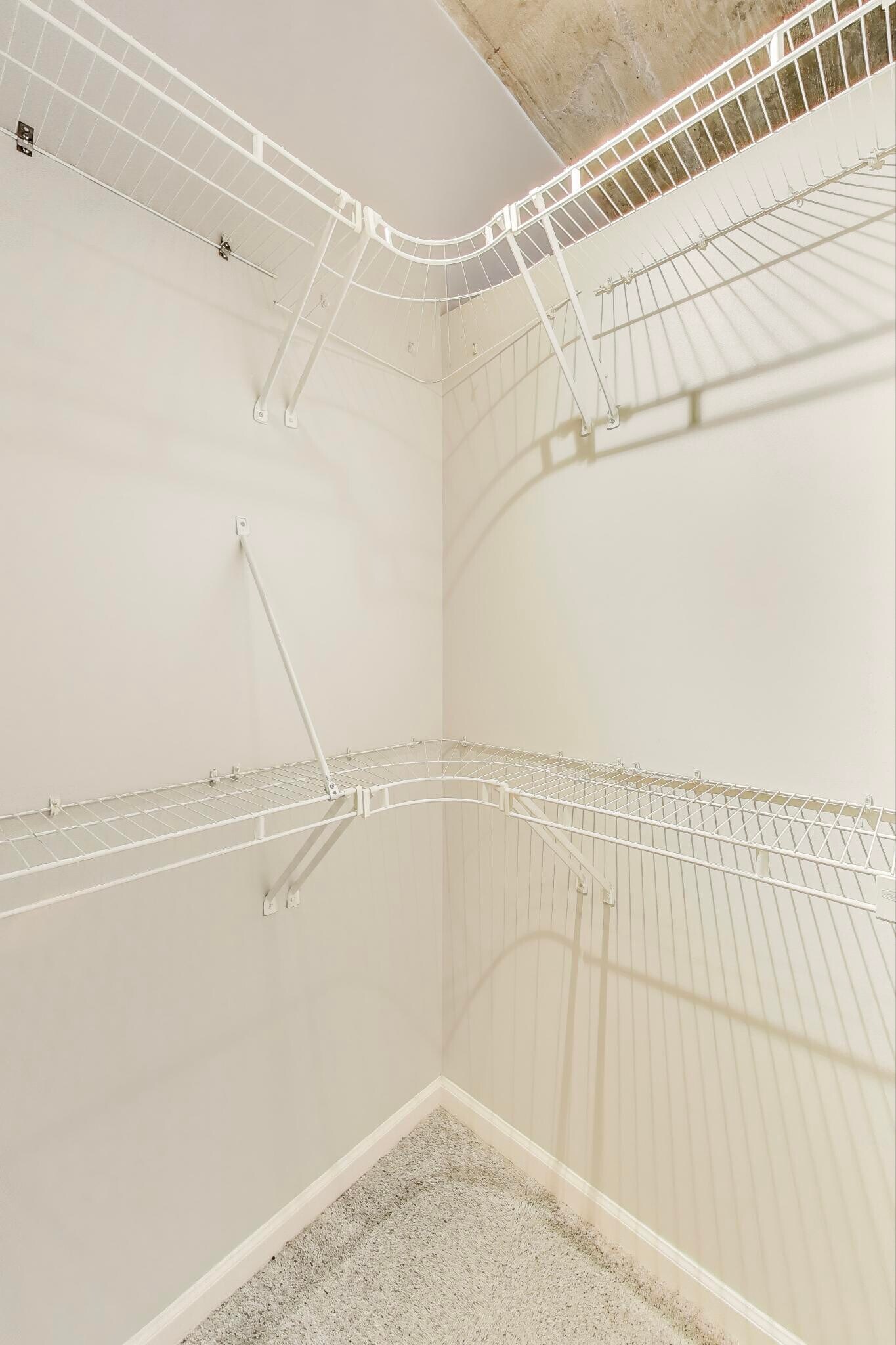 Building Photo - 933 W Van Buren St