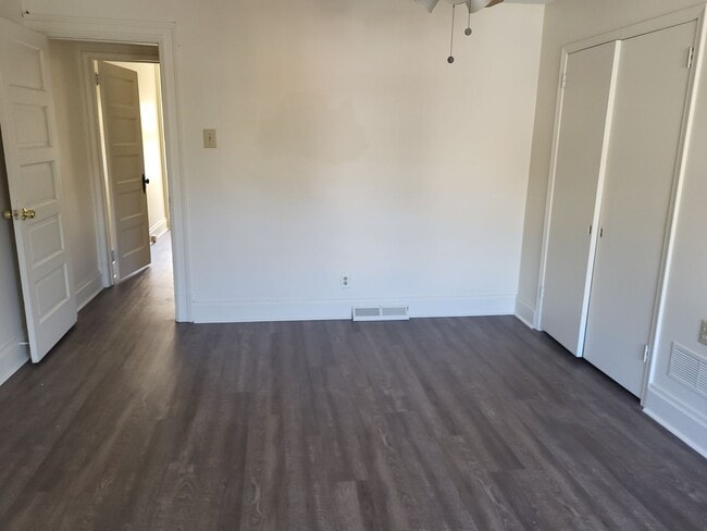 Building Photo - 4 bedroom 2 bath in Mt Washington! Available now!