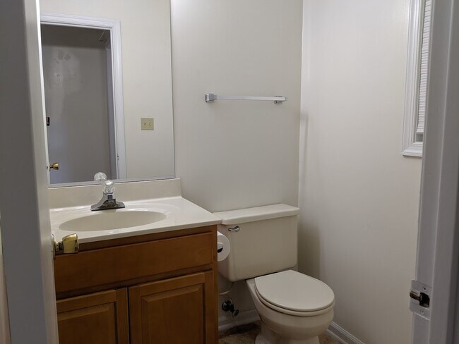 Building Photo - 3 BEDROOM 3 BATH DUPLEX NEAR MILITARY BASES