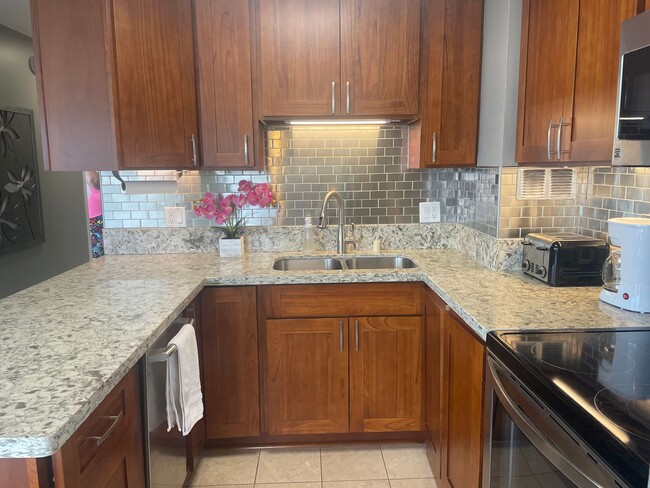 Building Photo - Fully furnished with amazing panoramic views.