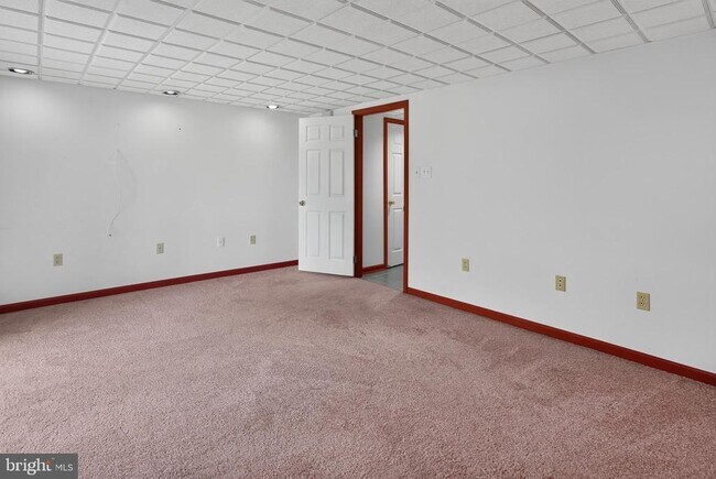 Building Photo - 562 Susan Dr