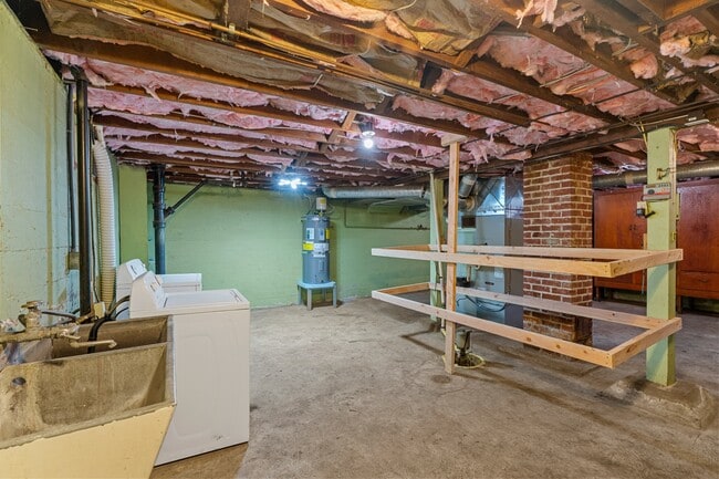 Building Photo - 404 Pioneer Ave E