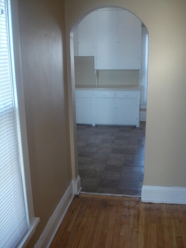 Building Photo - 206 Burr