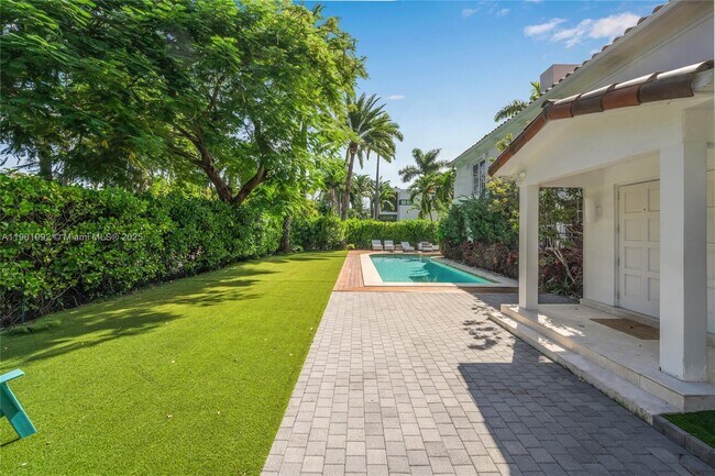 Building Photo - 140 N Hibiscus Dr