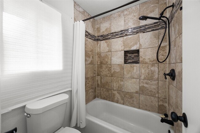 Building Photo - 431 Evergreen Dr