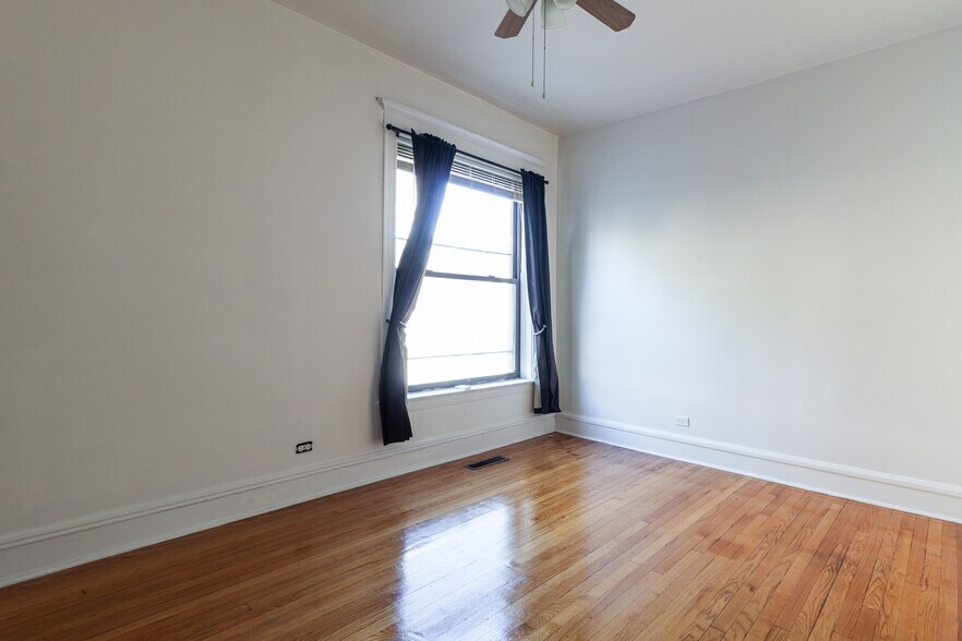 Building Photo - 910 W Belle Plaine Ave