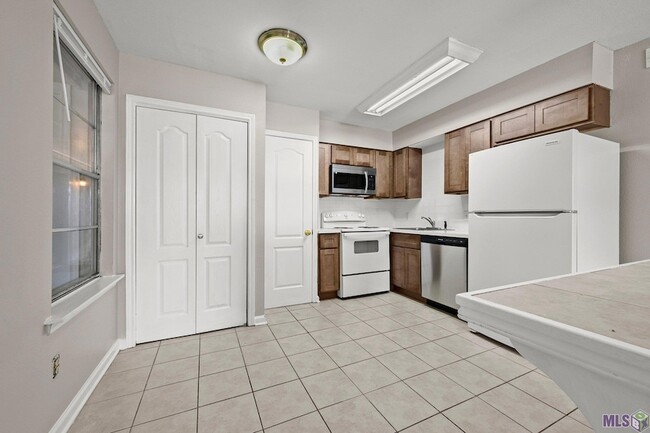 Building Photo - 445 W Parker Blvd