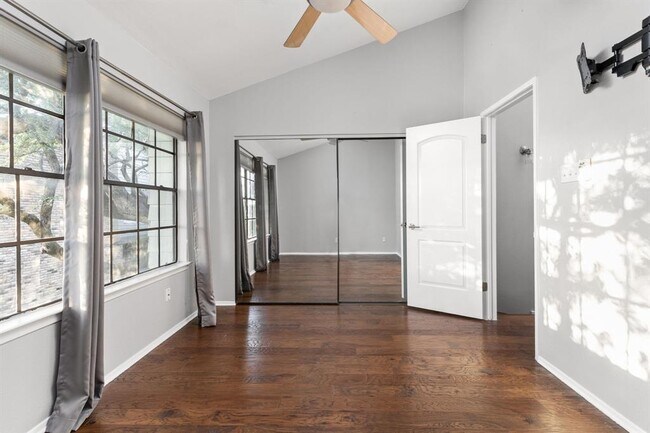 Building Photo - 7122 Wood Hollow Dr