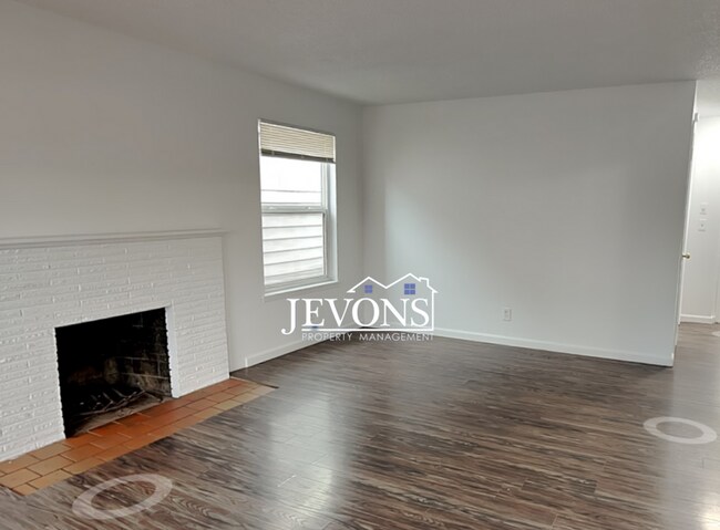 Building Photo - Charming 2-bedroom apartment just minutes from Pritchard Island Beach, with easy access to I-5