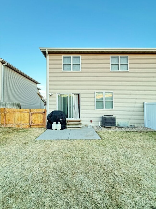 Building Photo - End-Unit Townhome with 2-Car Garage!!