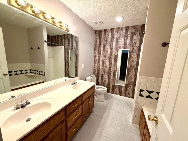 Building Photo - 100 Fairway Hill