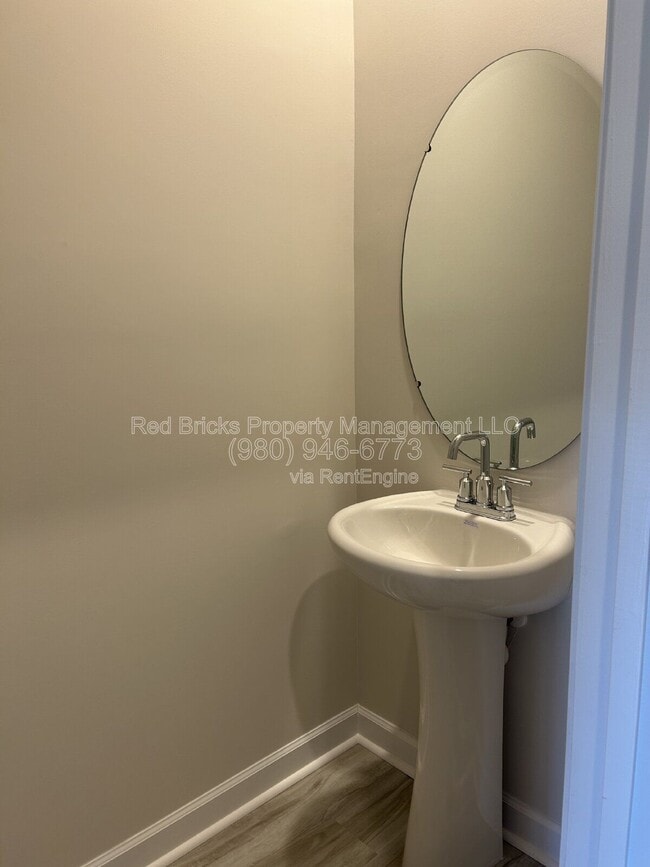 Building Photo - 1816 Braemar Vlg Dr