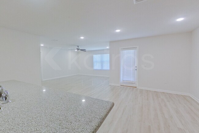 Building Photo - 341 Monarch Ln