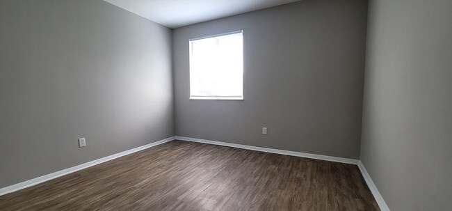 Building Photo - Spacious top floor  2 bedroom 1 bath Apart...