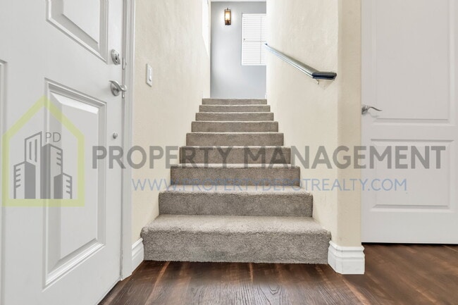 Building Photo - Spacious 2 (or 3!) Bed Condo in Gated Community
