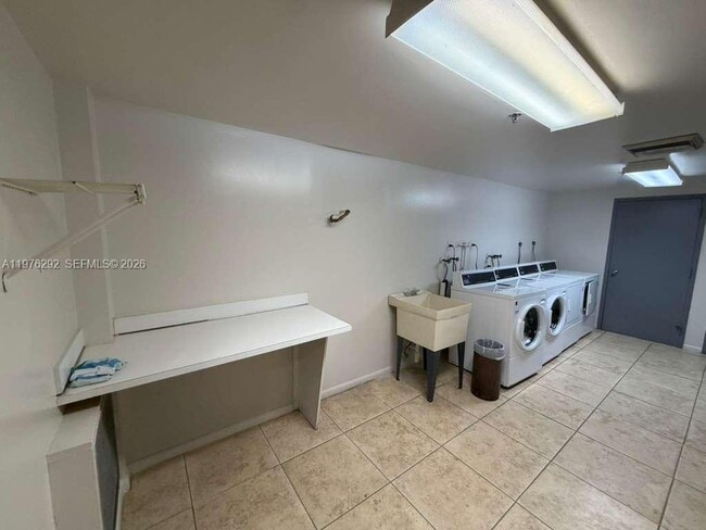 Building Photo - 919 Hillcrest Dr