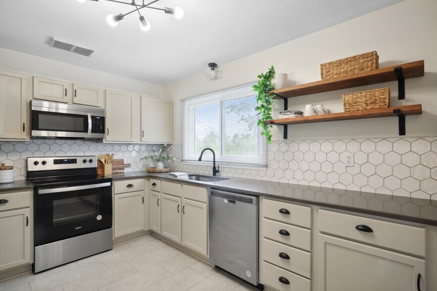 Building Photo - 1218 Sunset Dr