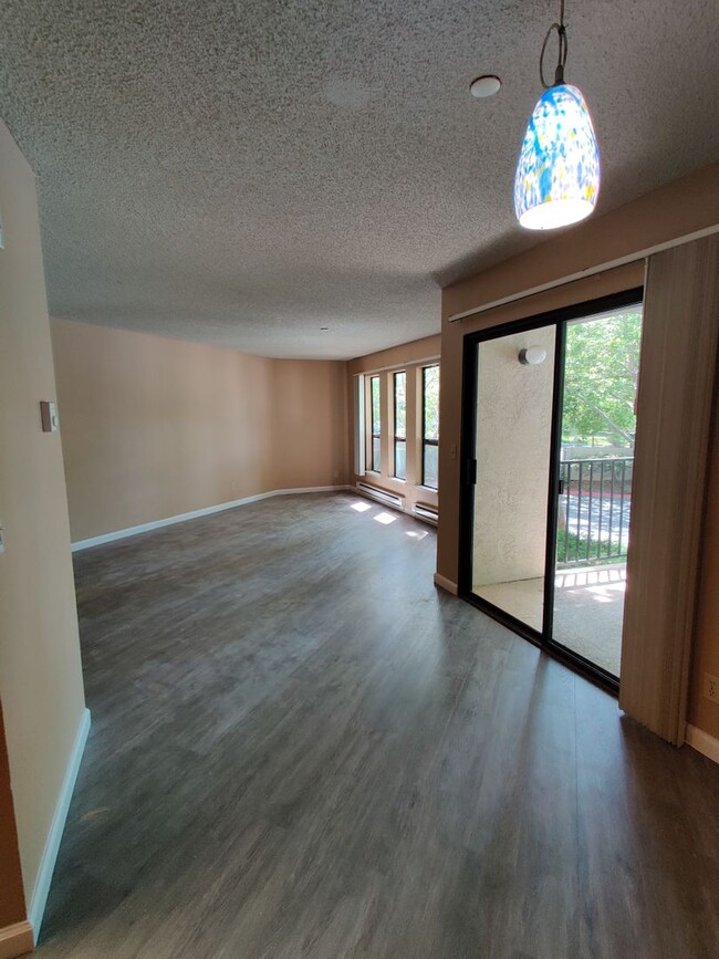 Building Photo - Beautiful  2 beds and 2 baths condon locat...